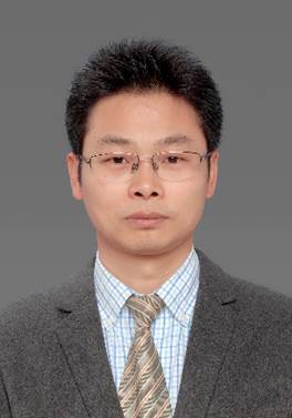 穿着西装打着领带的男人 描述已自动生成 穿着西装打着领带的男人 描述已自动生成