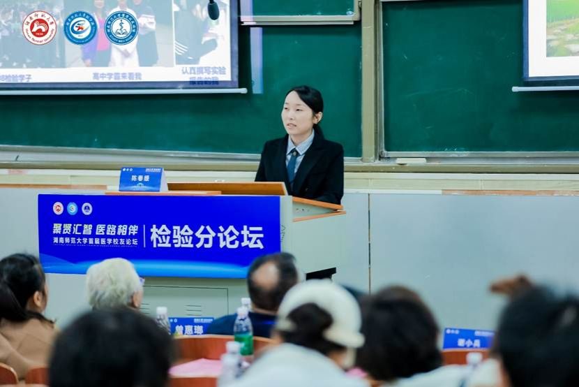 人们在看台上的人在房间里 AI 生成的内容可能不正确。 人们在看台上的人在房间里 AI 生成的内容可能不正确。